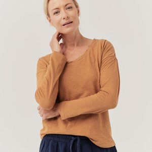 Pact camel scoop neck long sleeve, size S